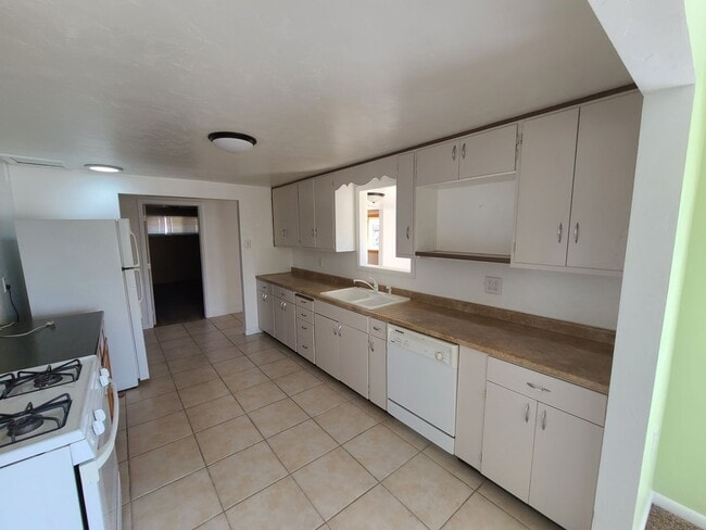 Building Photo - Large 2 Bedroom Home