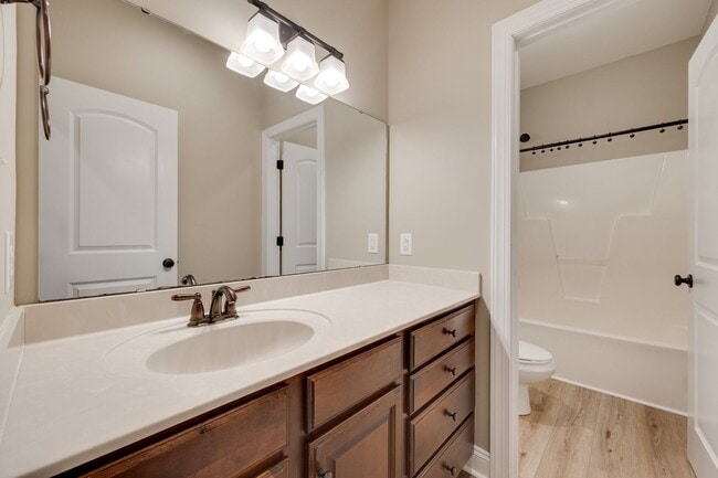 Building Photo - Beautiful 3 bedroom 2 bath Ranch with Bonu...