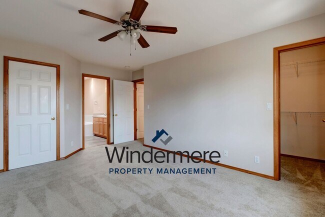Building Photo - 4 Bedroom in Desirable Neighborhood