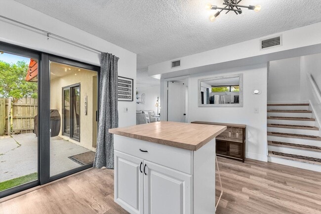 Building Photo - 3750 Victoria Dr