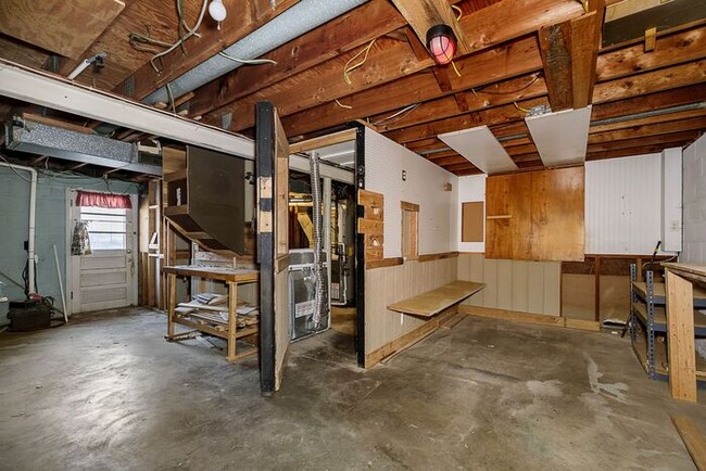 Building Photo - 3 Bedroom Home With Spacious Fenced Yard i...