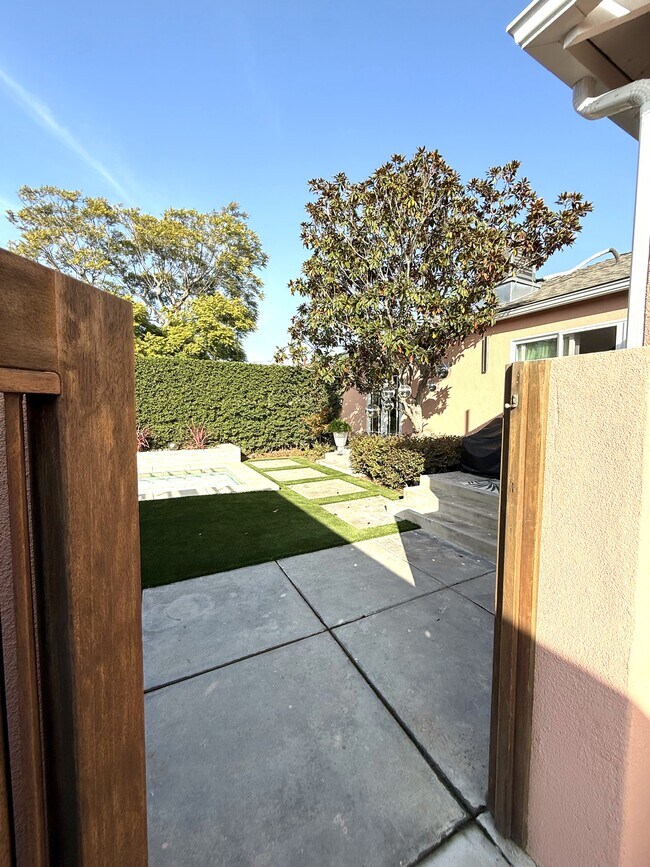 Building Photo - 8507 Croydon Ave