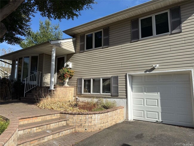Building Photo - 11 Syosset Cir