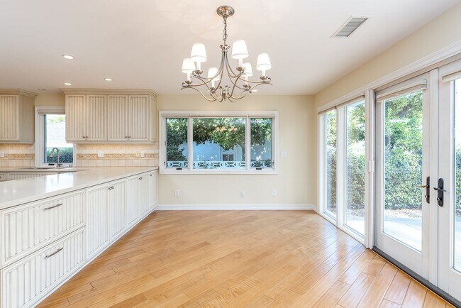 Building Photo - Spacious single level Home with A/C on the Golf Course!