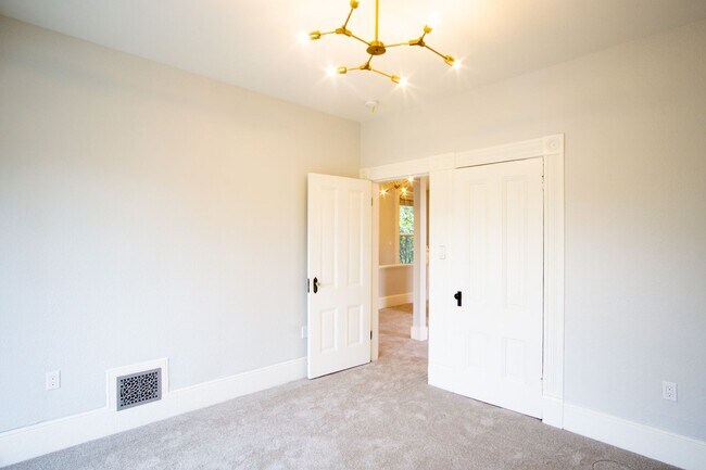 Building Photo - Gorgeous & Luxurious Remodeled Top-Floor T...