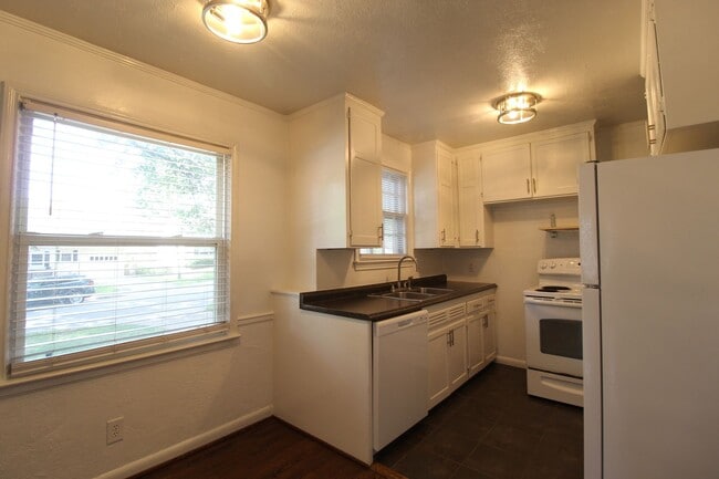 Building Photo - July 2025 FREE On This 2 Bedroom 1 Bath Ho...