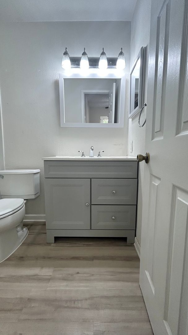 Building Photo - North Atlanta 1 Bed-1 Bath Condo, LVP Hardwoods, Sunroom/Office, Available Mid-July!