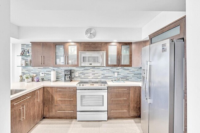 Building Photo - 525 N Ocean Blvd