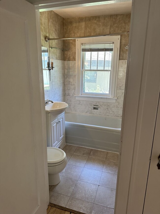 Building Photo - Large Craftsman Style Home