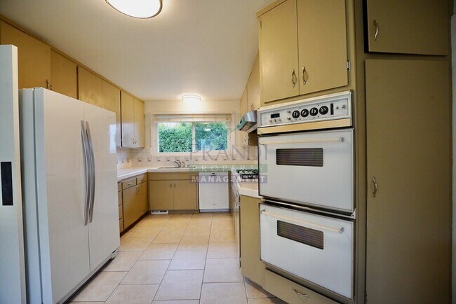 Building Photo - 893 Tiburon Blvd