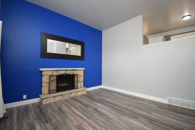 Building Photo - Comfortable Kearns 4-Bed Home with Spacious layout & Private Yard