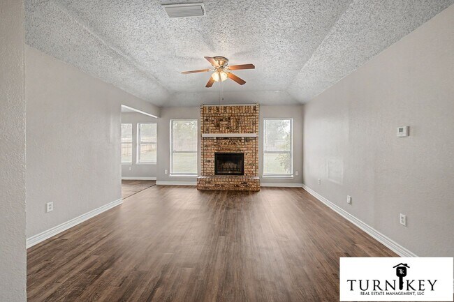Building Photo - 913 Springhill Dr
