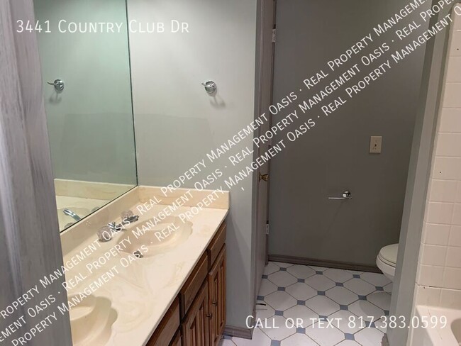 Building Photo - 3441 Country Club Dr