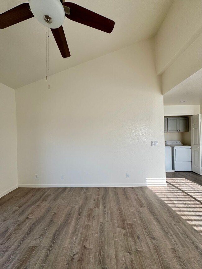Building Photo - Stunning Remodeled 3-Bed Condo with River ...