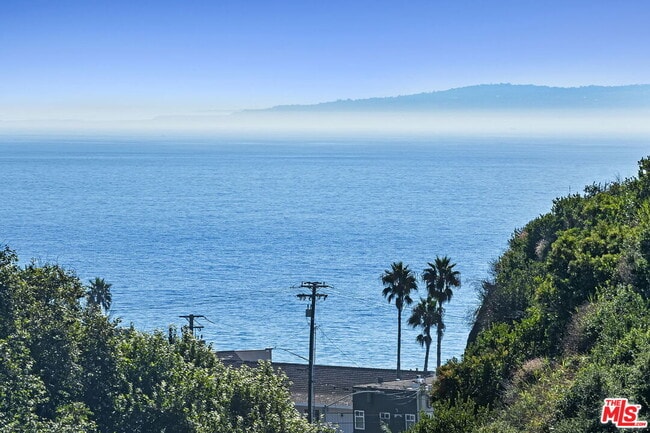 Building Photo - 3843 Rambla Pacifico St