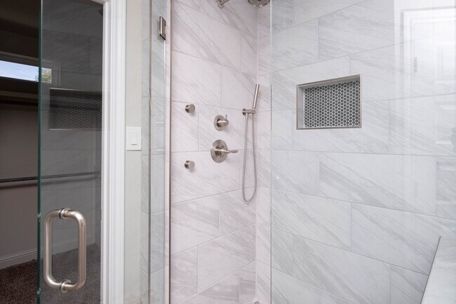 Building Photo - 2007 7th Ave