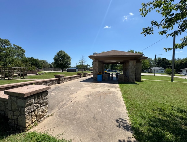 Building Photo - 4 Bed, 2 Bath Home - Apply Today!