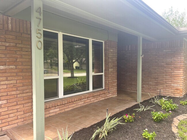 Building Photo - 4750 Hummingbird St
