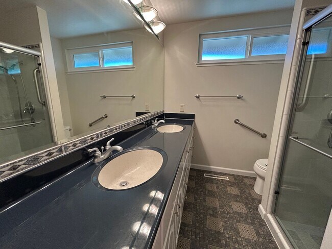 Building Photo - Welcome to this charming 3-bedroom, 2-bath home located in a desirable Oakmont 55+ adult community