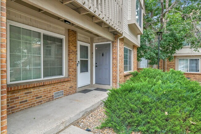 Building Photo - $2,000 - 2 Bed, 2.5 Bath End Unit in Auror...