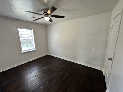 Building Photo - 3 BR Home  1 bathroom.