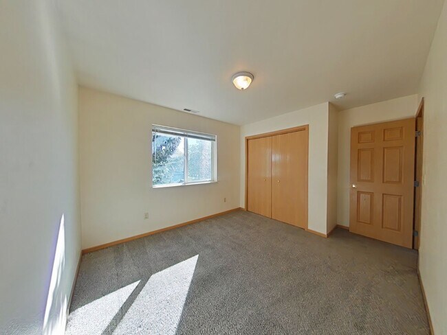 Building Photo - 3 Bedroom with DETACHED GARAGE! Great Cent...