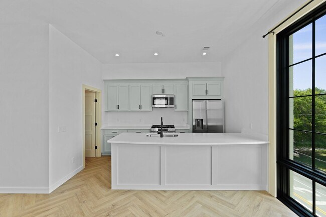 Building Photo - The 912 Building C