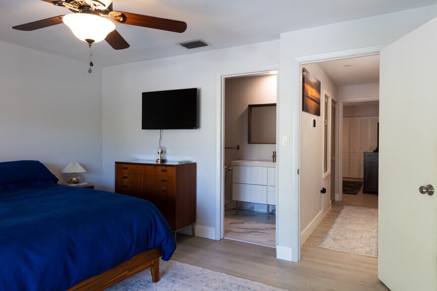 Building Photo - 906 Sunridge Dr