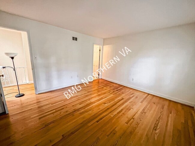 Building Photo - 1325 Lynnbrook Dr