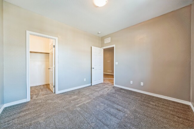 Building Photo - "Spacious 4-Bed Oasis in Las Vegas: Granit...