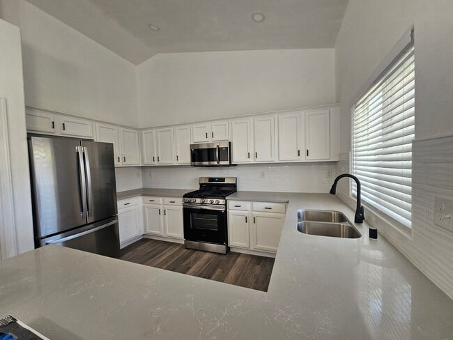 Building Photo - 4 Bedroom 2 Bath