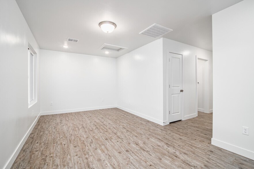 Building Photo - 1055 W Province Way