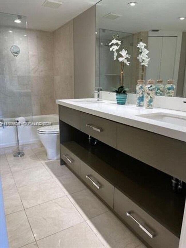 Building Photo - 3500 Mystic Pointe Dr