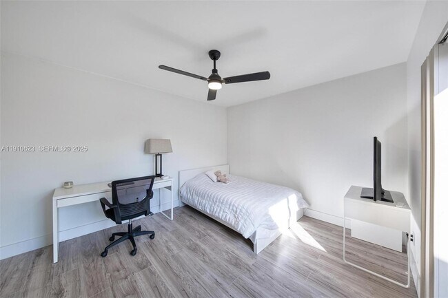 Building Photo - 11913 SW 11th Ct