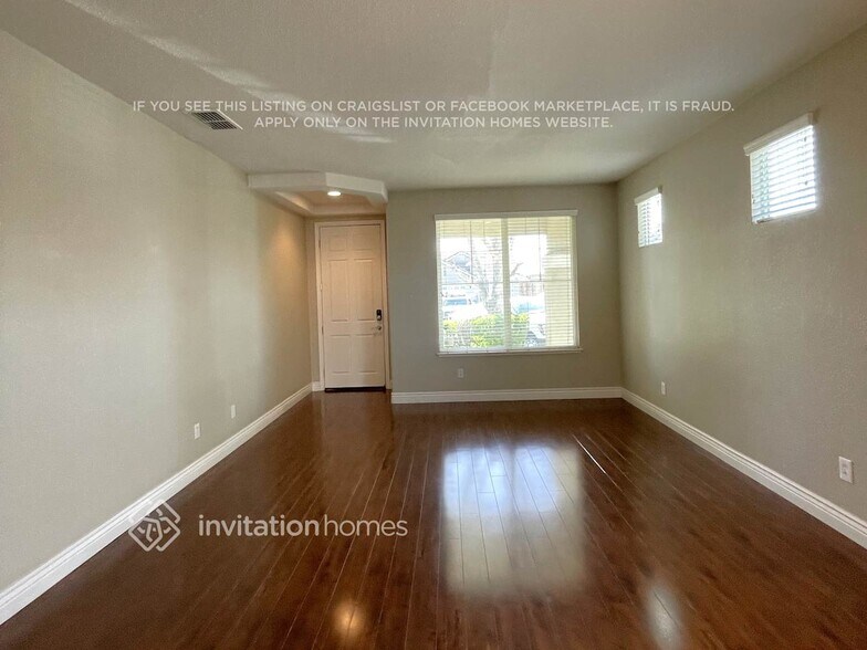 Building Photo - 465 Elmwood Ct