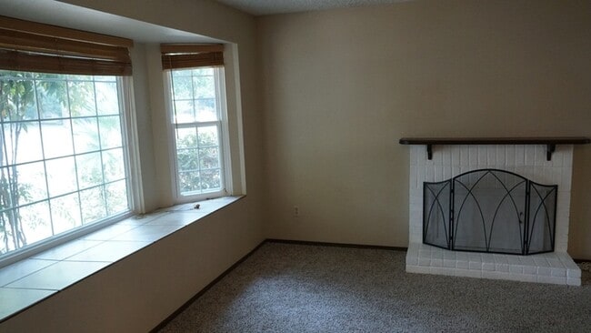 Building Photo - Charming 2 bed, 2.5 ba, 1250 sq. ft. duple...
