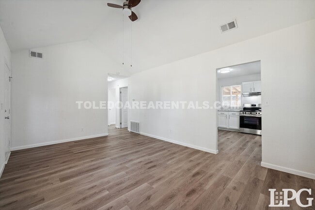 Building Photo - 433 Mayfair Blvd
