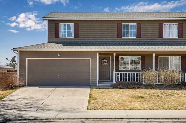 Building Photo - 3 bedroom, 1.5 Bath Townhome, Available Early June!