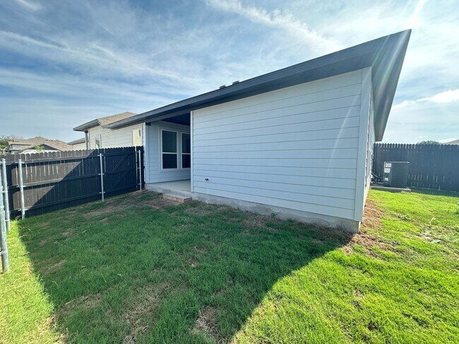Building Photo - Luxury 3-Bed, 2-Bath in Emma Park!