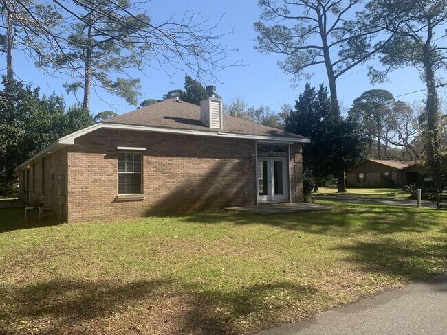 Building Photo - "Spacious 4-Bedroom Gem with 2 Full Baths ...
