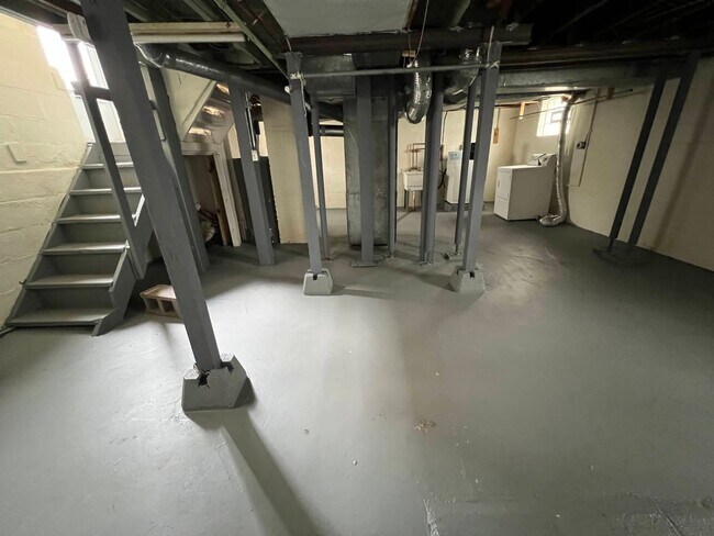 Building Photo - 677 Blaine Ave