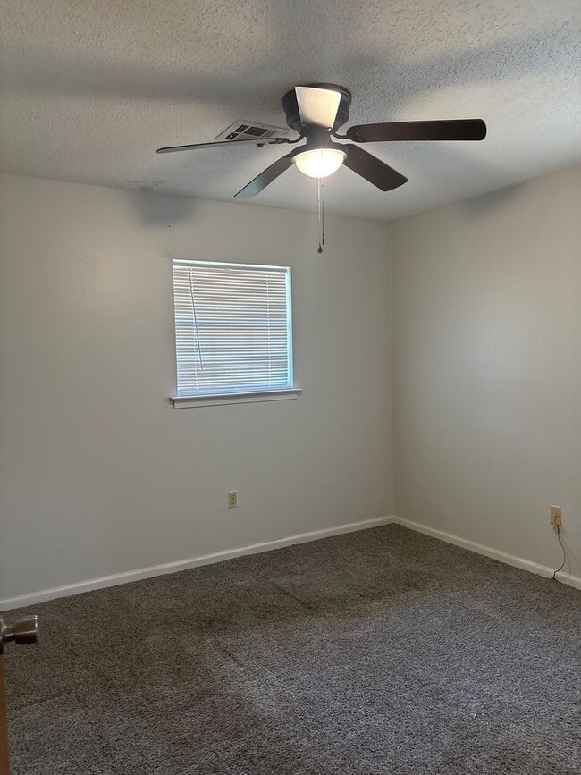 Building Photo - 4037 Piedmont Dr