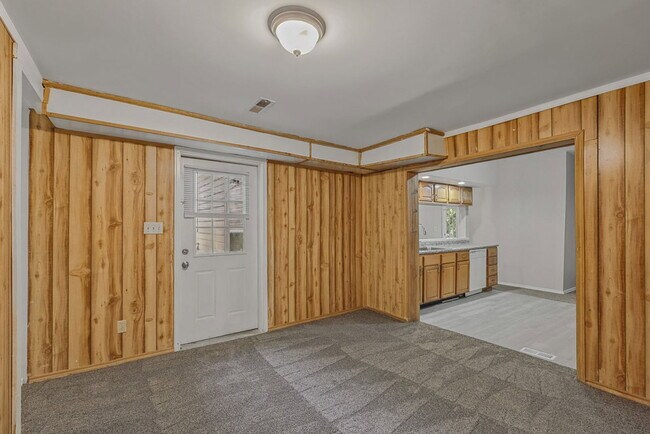 Building Photo - 513 Oak St