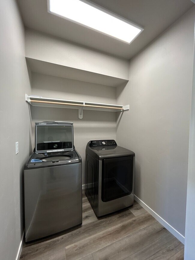 Building Photo - 2 Bedroom Townhouse in SW Redmond