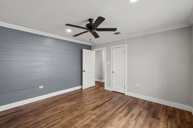 Building Photo - Beautifully Updated 2/2 Cottage - Available now!
