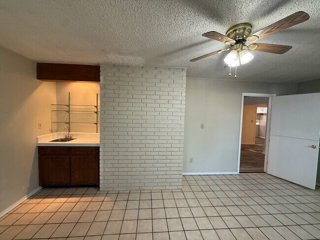 Building Photo - 2200 Hickory Dr SW