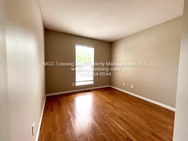 Building Photo - 8426 N Ava Ave