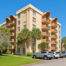 Building Photo - 9310 Fontainebleau Blvd