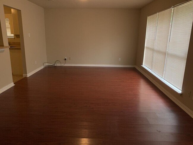 Building Photo - 1006 Poppets Way
