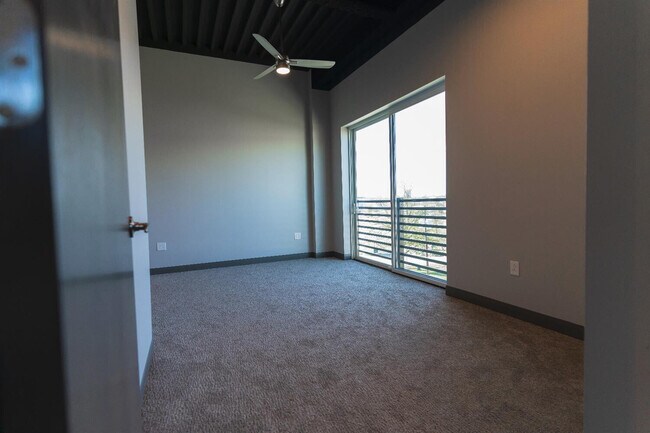 Building Photo - 576 E Third St